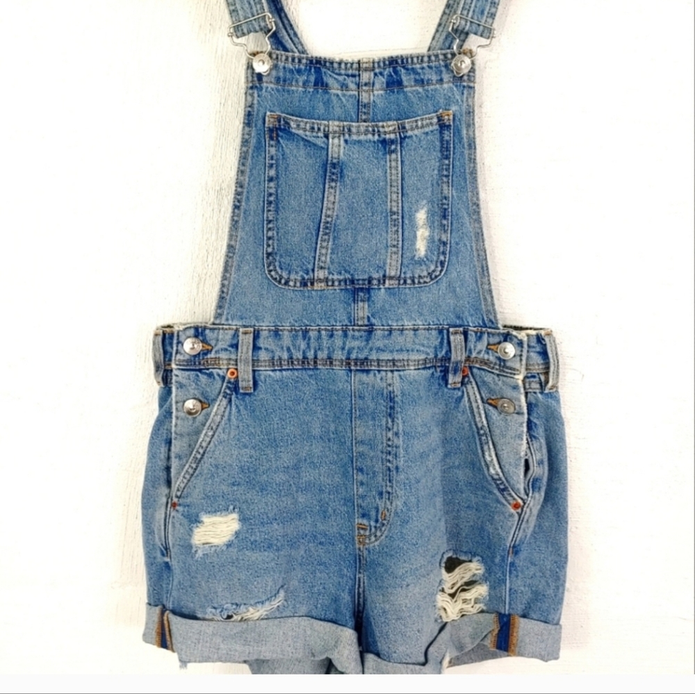 DIVIDED H&M DISTRESSED SHORT OVERALLS (a425)
